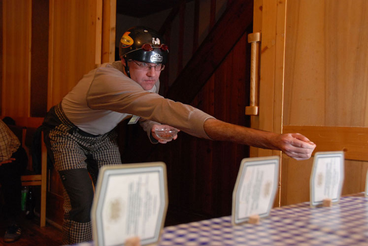 Marek při přijímací disciplíně do Klubu Rachotina, při které prokázal vyjímečné schopnosti při míření peckami na cíl obrazky/_1193611034.jpg