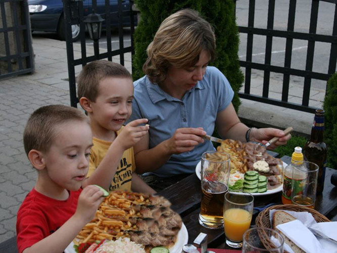 Apetit členů klubu nemá obdoby. obrazky/_1193612195.jpg